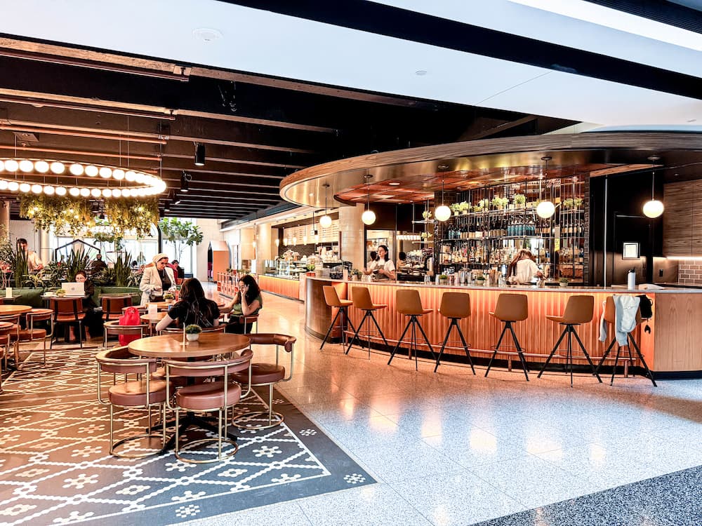Bar and restaurant at Maison Alcan