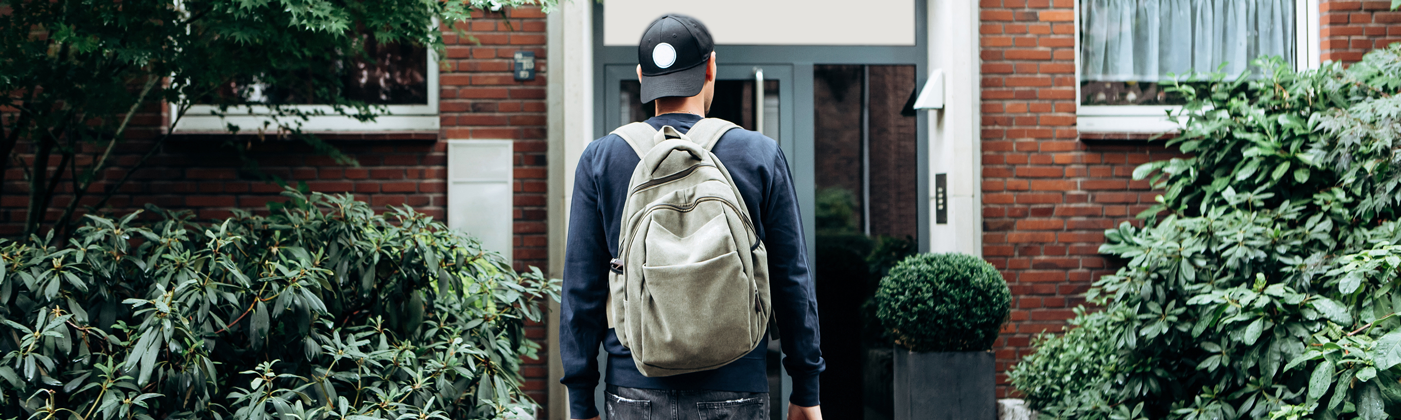 2760x828_Student_239358710