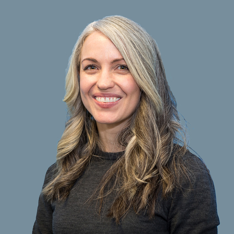 Laura Hahn headshot