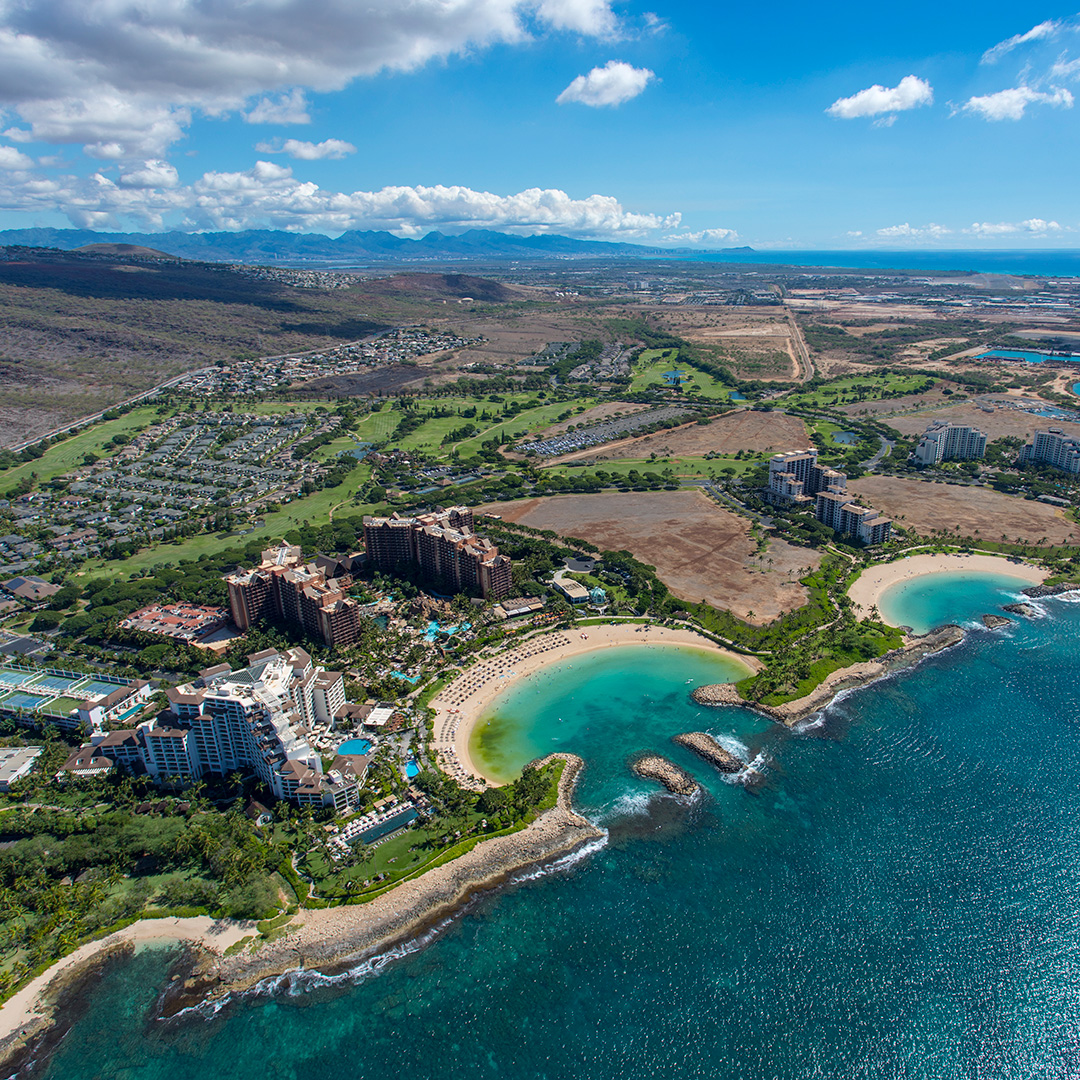 A scenic view of top hotels and resorts in Hawaii, showcasing beautiful beaches and lush landscapes.